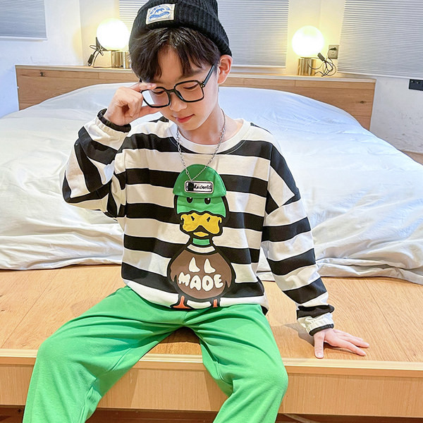 Nový model detského pyžama - pruhovaná blúzka a spodný diel pre chlapcov