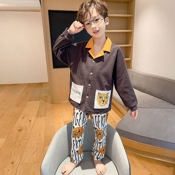 Detské pyžamo s potlačou, gombíkmi a vreckom pre chlapcov