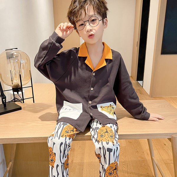 Detské pyžamo s potlačou, gombíkmi a vreckom pre chlapcov