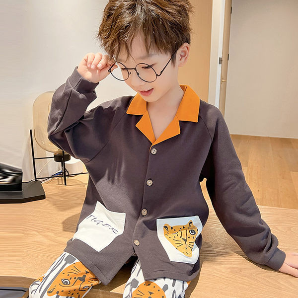 Detské pyžamo s potlačou, gombíkmi a vreckom pre chlapcov