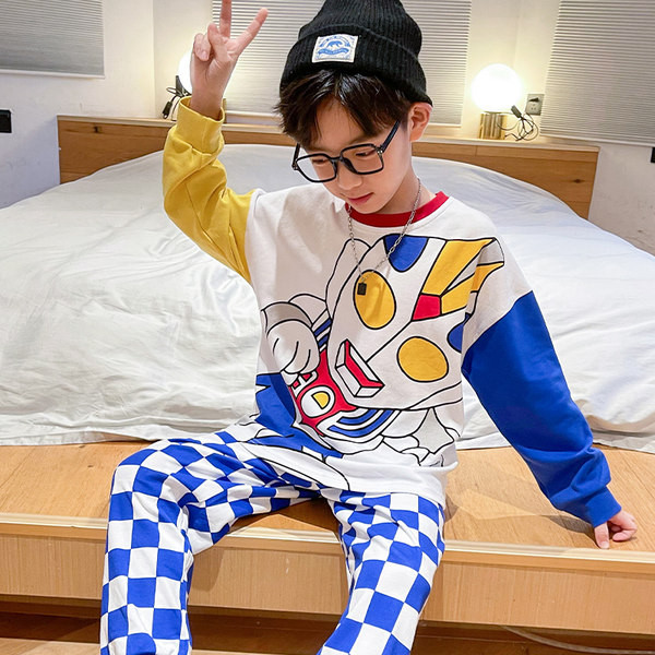 Farebné detské pyžamo vyrobené z blúzky s dlhými rukávmi a spodným dielom