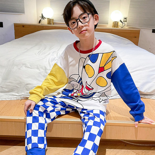 Farebné detské pyžamo vyrobené z blúzky s dlhými rukávmi a spodným dielom