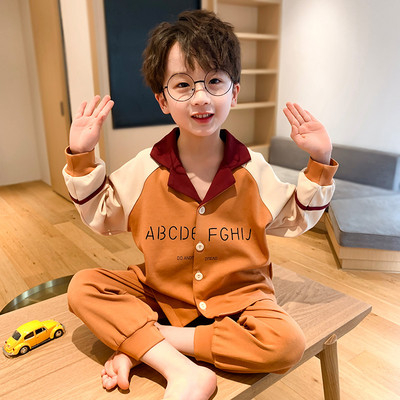 Detské pyžamo pre chlapcov s klasickým golierom a nápisom