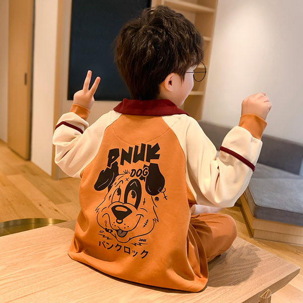 Detské pyžamo pre chlapcov s klasickým golierom a nápisom