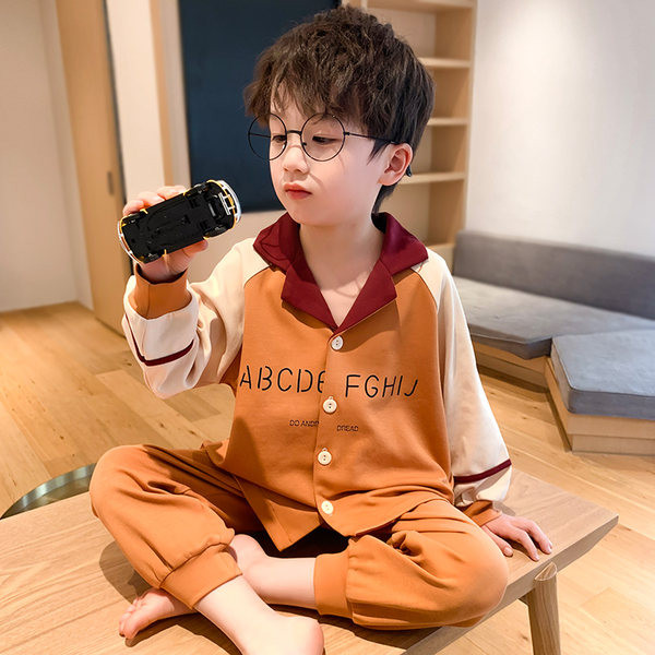 Detské pyžamo pre chlapcov s klasickým golierom a nápisom