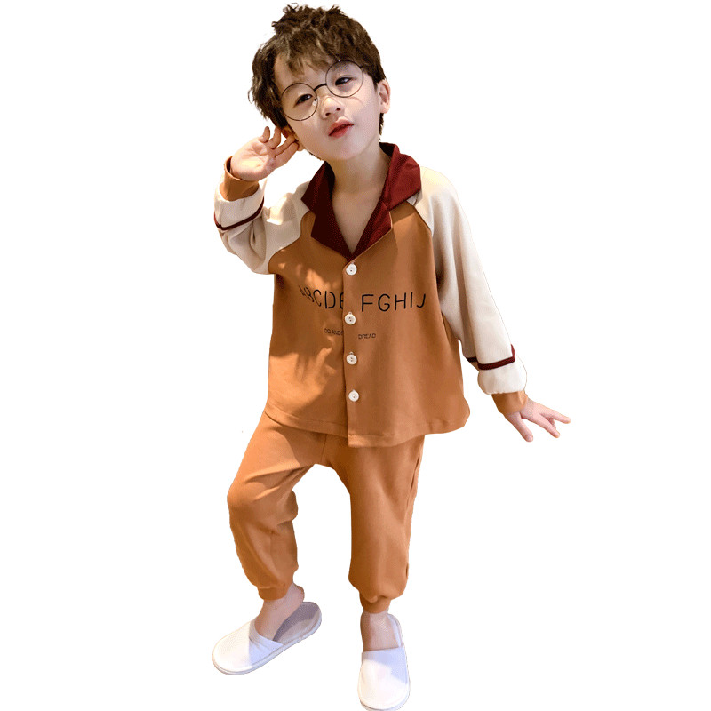 Detské pyžamo pre chlapcov s klasickým golierom a nápisom