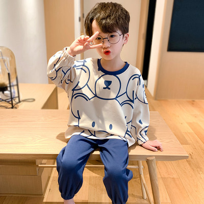 Detské pyžamo vyrobené z blúzky s okrúhlym výstrihom a spodným dielom