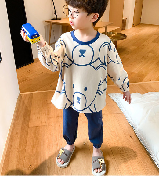 Detské pyžamo vyrobené z blúzky s okrúhlym výstrihom a spodným dielom