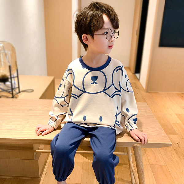 Detské pyžamo vyrobené z blúzky s okrúhlym výstrihom a spodným dielom