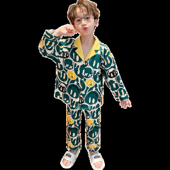 Детска пижама от две части с класическа яка и закопчаване с копчета 