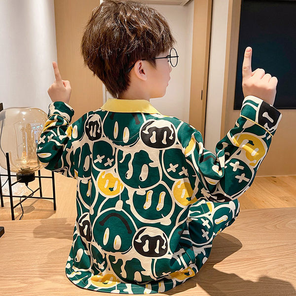 Dvojdielne detské pyžamo s klasickým golierom a zapínaním na gombíky