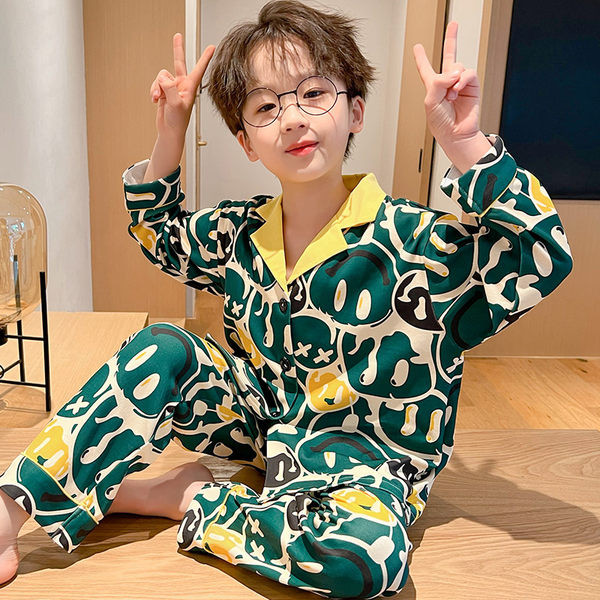 Dvojdielne detské pyžamo s klasickým golierom a zapínaním na gombíky