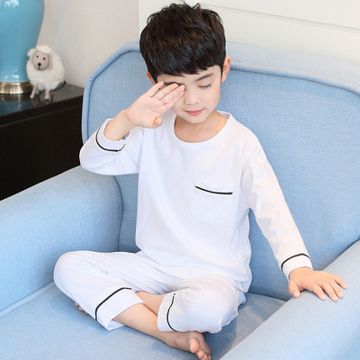 Dvojdielne ležérne pyžamo s oválnym výstrihom a vreckom