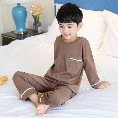 Egyszínű kétrészes pizsama zsebbel és ovális nyakkivágással