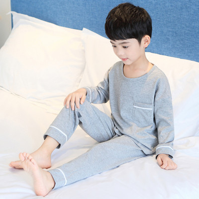 Egyszínű kétrészes pizsama zsebbel és ovális nyakkivágással