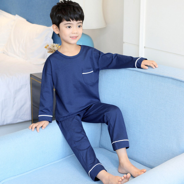 Egyszínű kétrészes pizsama zsebbel és ovális nyakkivágással