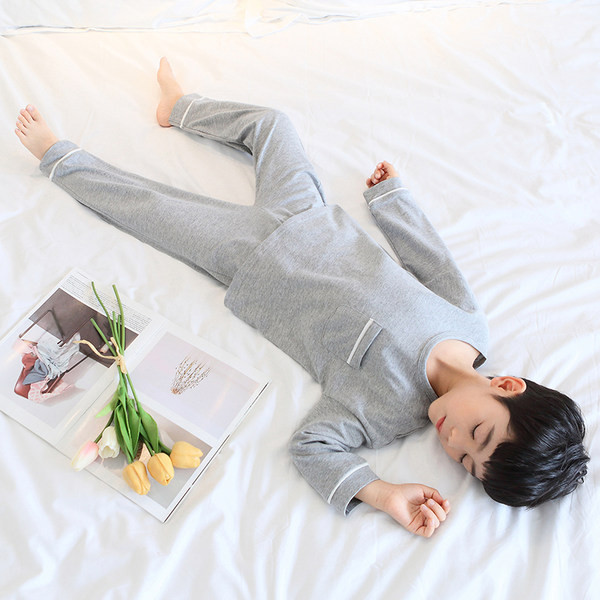 Egyszínű kétrészes pizsama zsebbel és ovális nyakkivágással