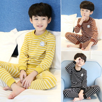 Раирана пижама за момчета от две части с апликация 