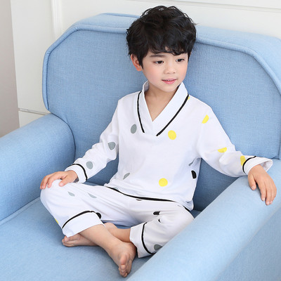 Detské pyžamo pre chlapcov s bodkami a výstrihom do V