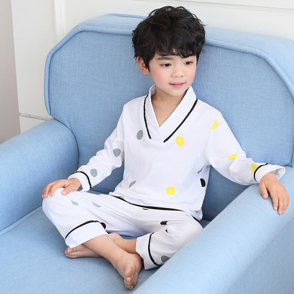 Detské pyžamo pre chlapcov s bodkami a výstrihom do V