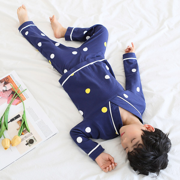 Detské pyžamo pre chlapcov s bodkami a výstrihom do V