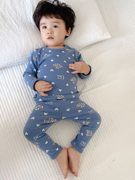 Fiús gyerek pizsama figurákkal