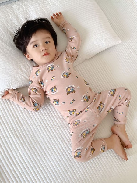 Fiús gyerek pizsama figurákkal