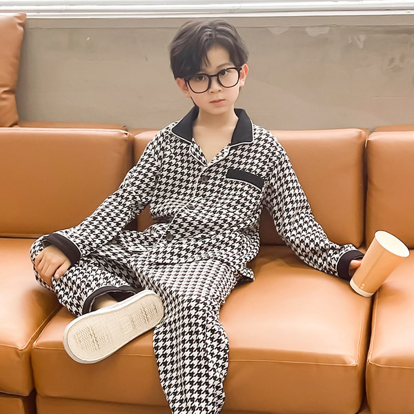 Chlapčenské kockované pyžamo na gombíky s vreckom