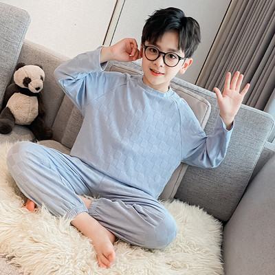 Dvojdielna pyžamová súprava čistého strihu pre chlapcov s dlhými rukávmi a oválnym výstrihom.