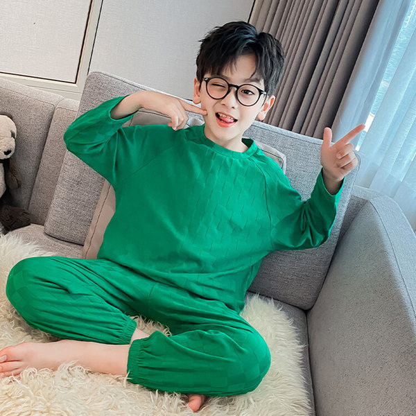 Dvojdielna pyžamová súprava čistého strihu pre chlapcov s dlhými rukávmi a oválnym výstrihom.