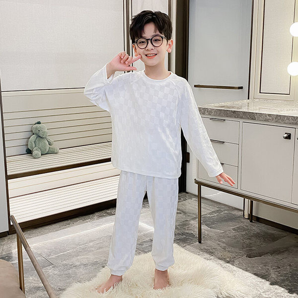Dvojdielna pyžamová súprava čistého strihu pre chlapcov s dlhými rukávmi a oválnym výstrihom.