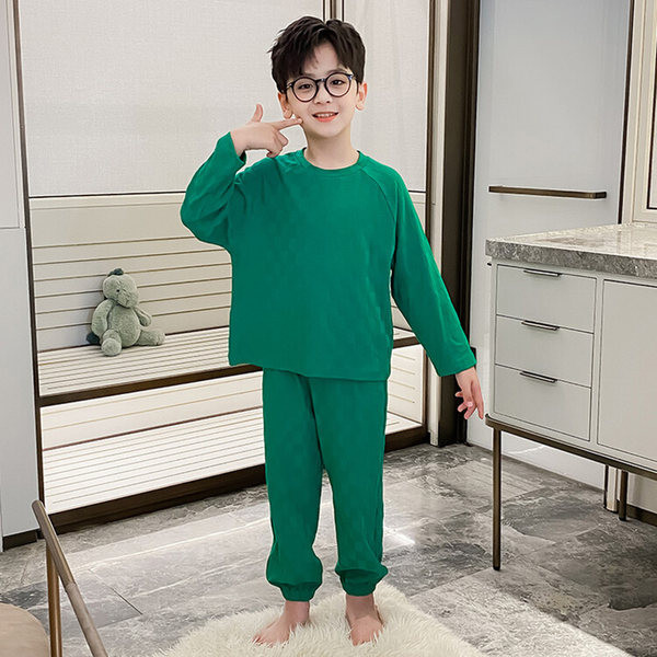 Dvojdielna pyžamová súprava čistého strihu pre chlapcov s dlhými rukávmi a oválnym výstrihom.