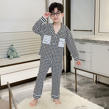 Карирана детска пижама с копчета и щампа за момчета