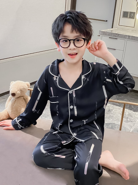 Detské pyžamo pre chlapcov s klasickým golierom a vreckom