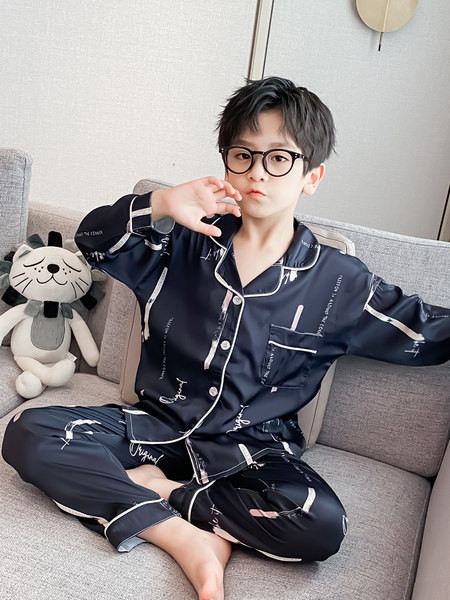 Detské pyžamo pre chlapcov s klasickým golierom a vreckom