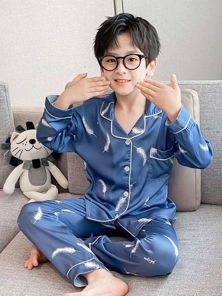 Šiuolaikinė vaikiška pižama berniukams su sagomis ir kišene