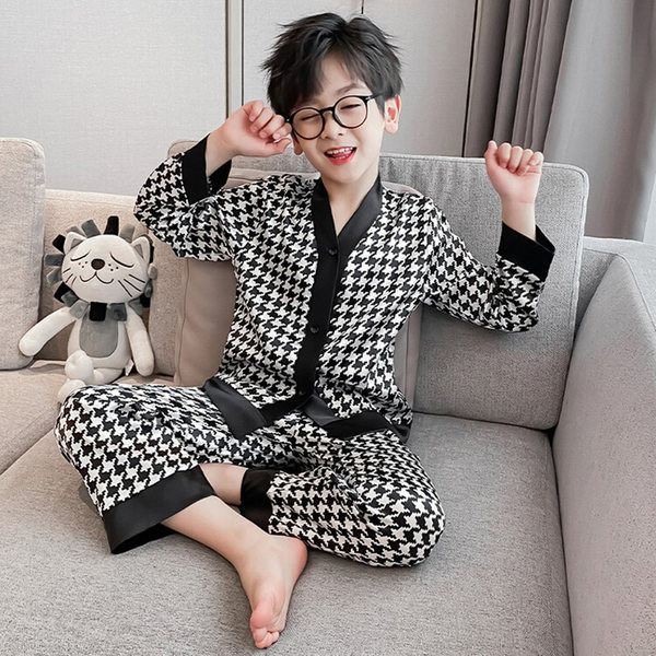 Detské pyžamo pre chlapcov s výstrihom do V