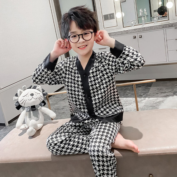 Detské pyžamo pre chlapcov s výstrihom do V