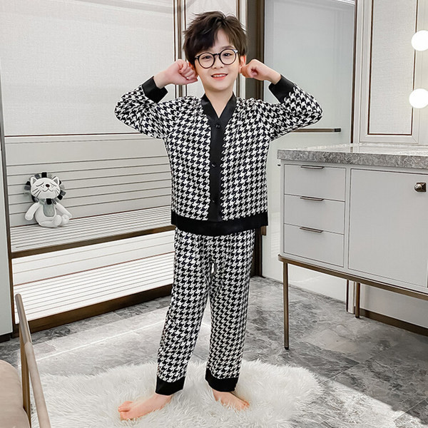 Detské pyžamo pre chlapcov s výstrihom do V