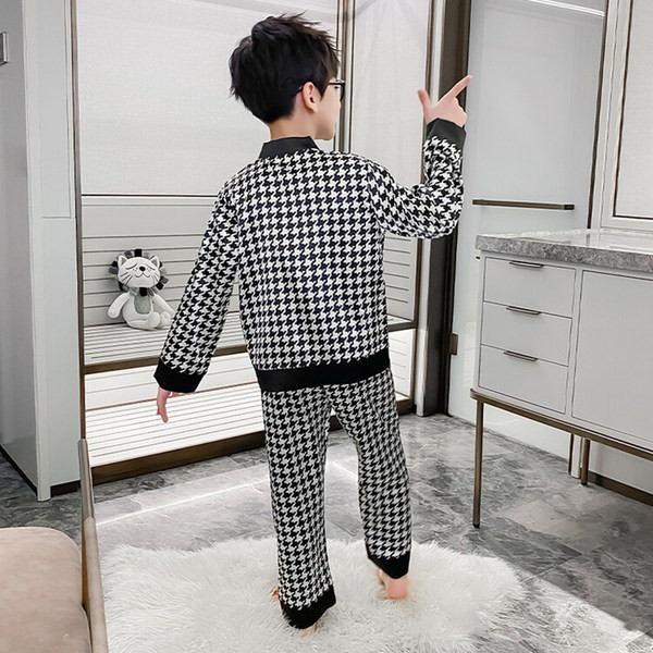 Detské pyžamo pre chlapcov s výstrihom do V