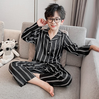 Nový model dvojdielneho chlapčenského pyžama s klasickým golierom