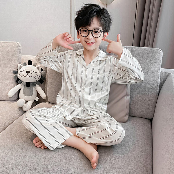 Nový model dvojdielneho chlapčenského pyžama s klasickým golierom