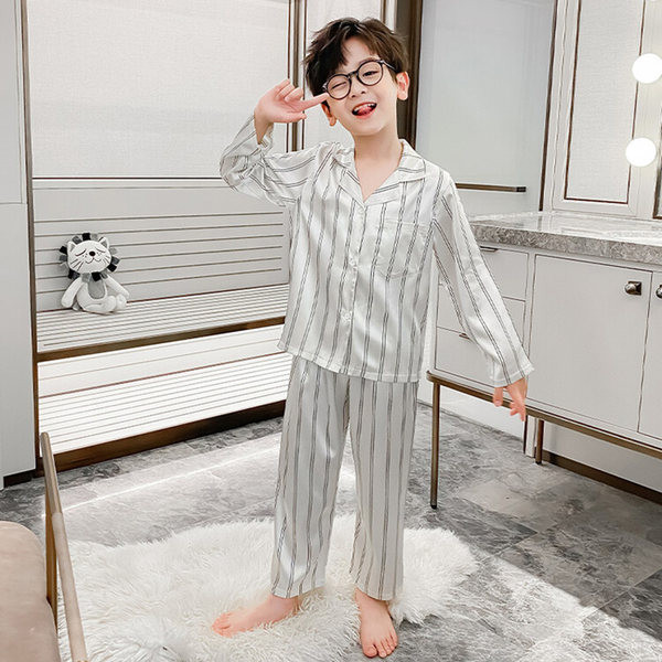 Nový model dvojdielneho chlapčenského pyžama s klasickým golierom