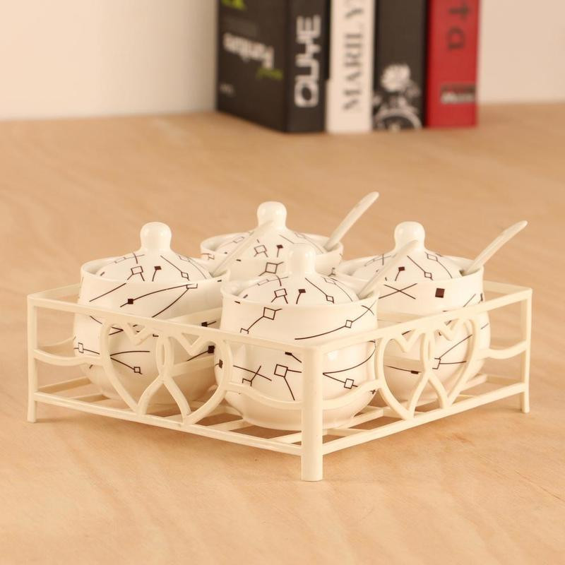 Špeciálna ponuka Keramická sada koreniacich pohárov s kresleným vzorom, kostený porcelán, štvordielna sada korenia, fľaša, kuchynské potreby, železný stojan