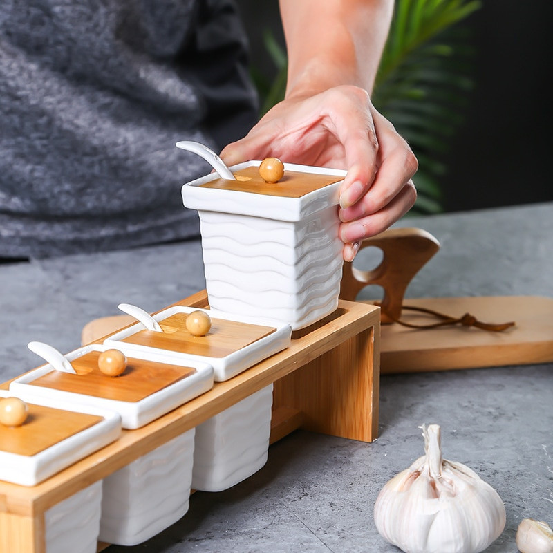 Keramické poháre na korenie s dreveným stojanom, fľaše na korenie s lyžičkami, organizér na poháre soľ, korenie a cukor