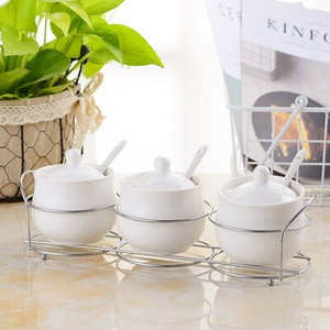 Špeciálna ponuka Keramická sada koreniacich pohárov s tromi dielmi Kovová polica Sada kuchynských koreniacich pohárov Viacfarebná soľnička Sada kuchynských dóz