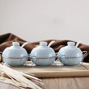 Špeciálna ponuka Keramická sada koreniacich pohárov s tromi dielmi Kovová polica Sada kuchynských koreniacich pohárov Viacfarebná soľnička Sada kuchynských dóz