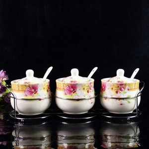 Špeciálna ponuka Keramická sada koreniacich pohárov s tromi dielmi Kovová polica Sada kuchynských koreniacich pohárov Viacfarebná soľnička Sada kuchynských dóz