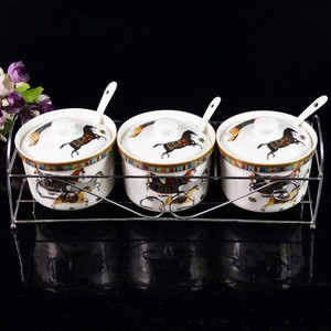 Špeciálna ponuka Keramická sada koreniacich pohárov s tromi dielmi Kovová polica Sada kuchynských koreniacich pohárov Viacfarebná soľnička Sada kuchynských dóz