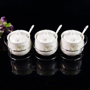 Špeciálna ponuka Keramická sada koreniacich pohárov s tromi dielmi Kovová polica Sada kuchynských koreniacich pohárov Viacfarebná soľnička Sada kuchynských dóz